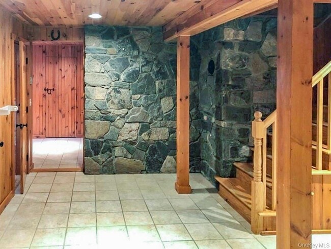 Building Photo - 559 Quaker Hill Rd
