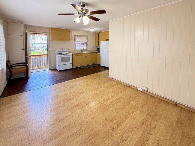 Building Photo - Charming 3-Bedroom Home with Massive Yard in Urban Honolulu!