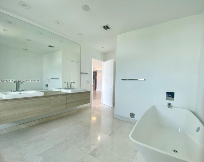 Building Photo - 17301 Biscayne Blvd