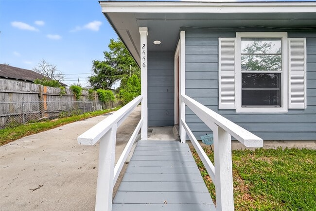Building Photo - 2446 Mayview Dr