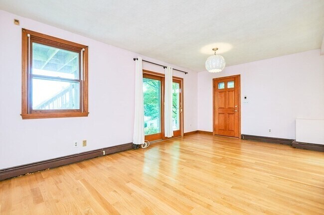 Building Photo - 27 Beachview Rd
