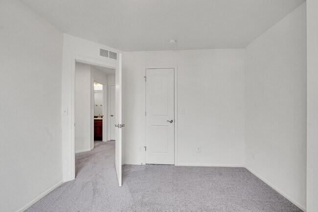 Building Photo - $2,795.00 - 3 Bedrooms, 2.5 Bathrooms, Sin...
