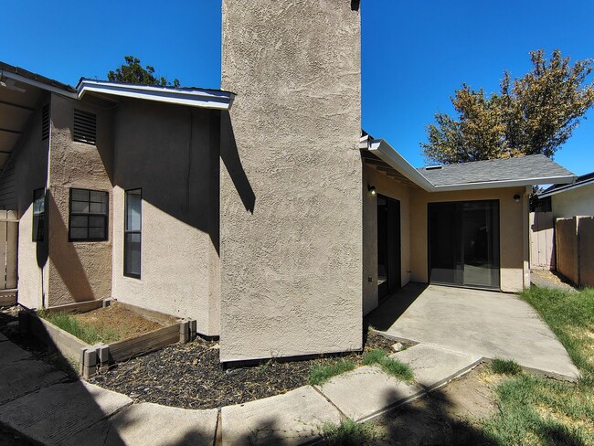 Building Photo - 932 Inez Dr
