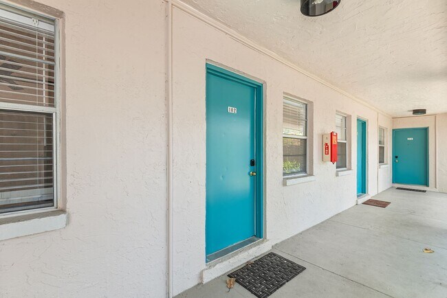 Building Photo - ONE BEDROOM APARTMENT AVAILABLE!
