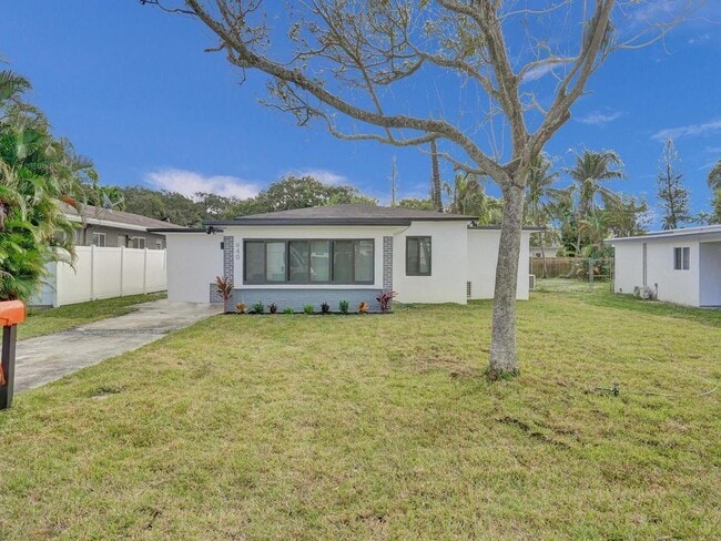 Building Photo - 940 SW 28th St