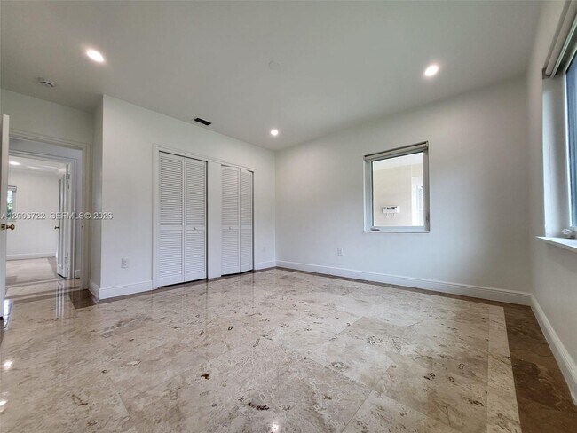 Building Photo - 825 Cremona Ave