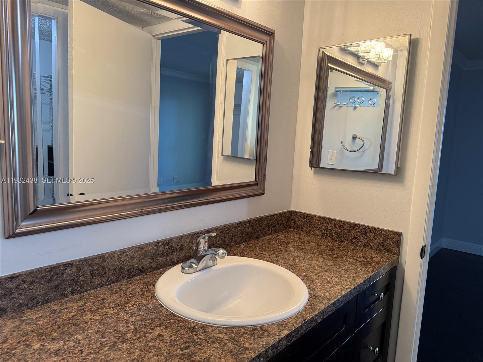 Building Photo - 185 Lakeview Dr