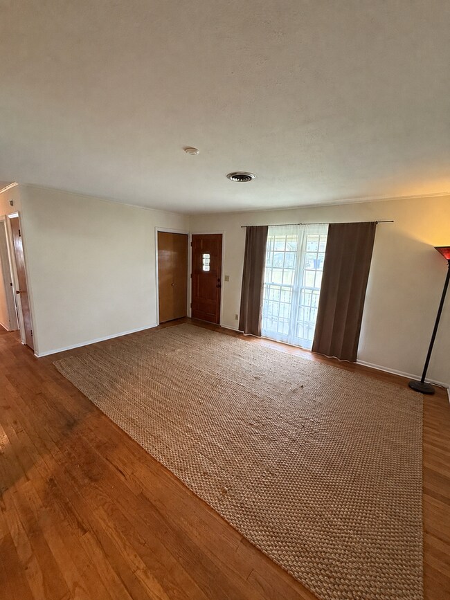 Building Photo - 503 Pell Ave