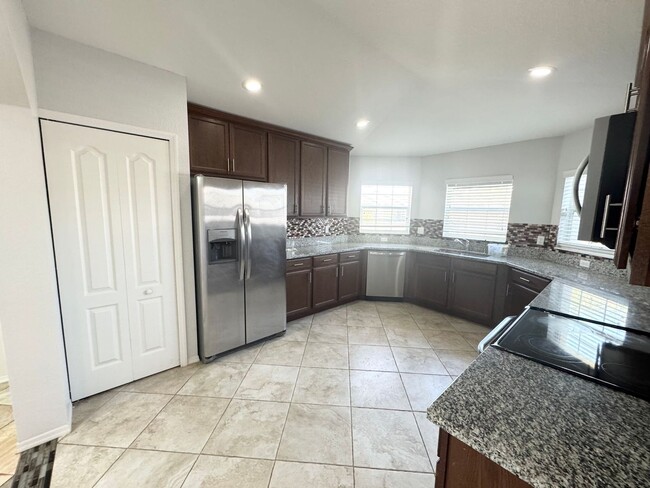 Building Photo - 4 Bedroom 2 Bath - Gated Community - Move ...