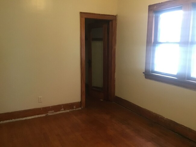 Building Photo - 5 bedroom 2 bathroom single family home wi...