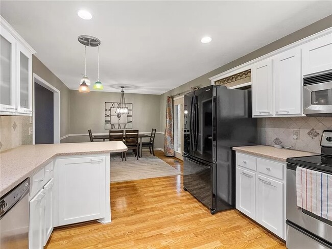 Kitchen - 732 Westglen Dr