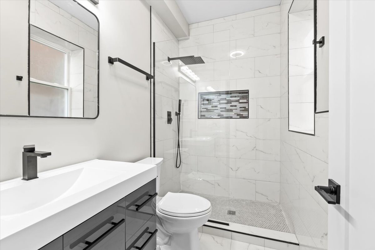 Master bathroom - 6128 S Rhodes Ave