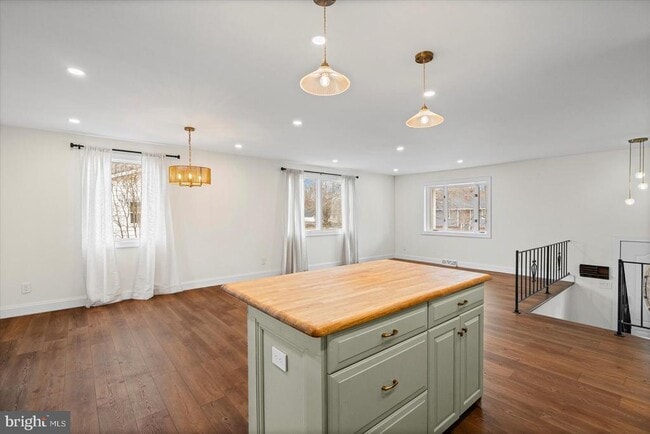 Building Photo - 220 Garnett Rd