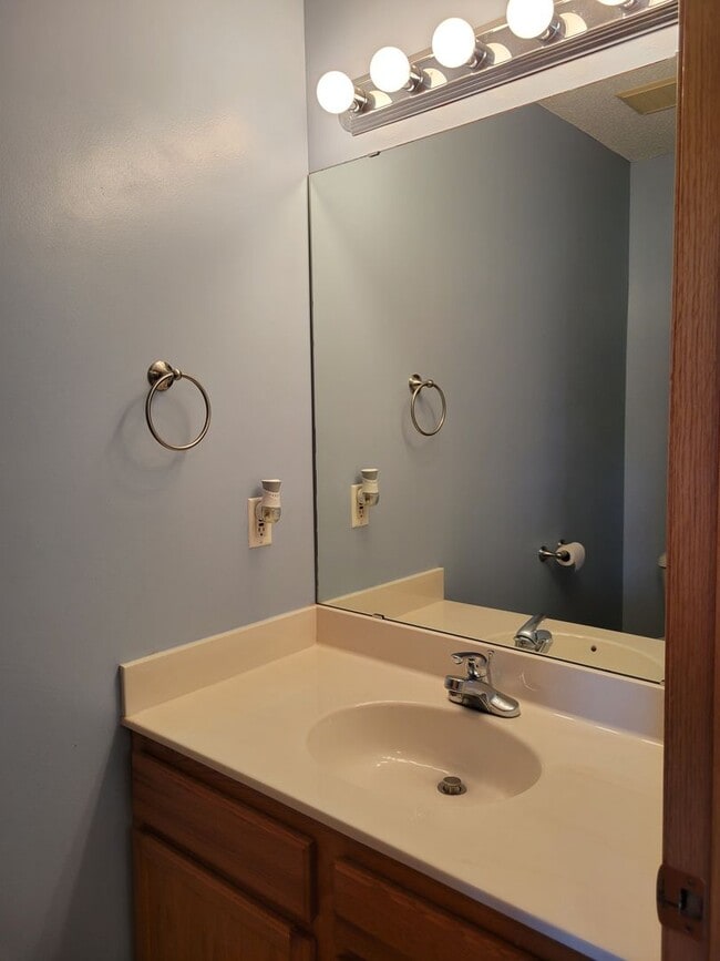 Building Photo - Spacious End Unit Townhouse