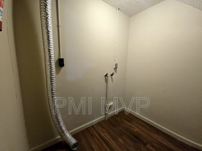 Building Photo - 7280 Broadwyn Dr