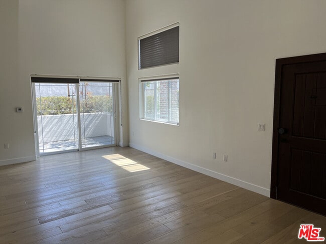 Building Photo - 5019 W Maplewood Ave