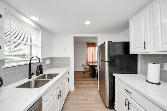 Building Photo - 8631 Valley Ledge Dr