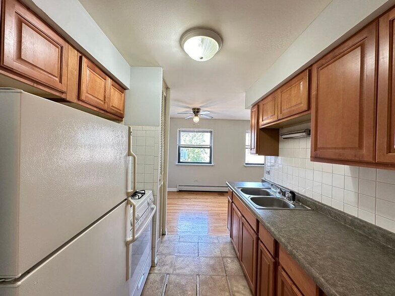 Building Photo - 515 W Briar Pl