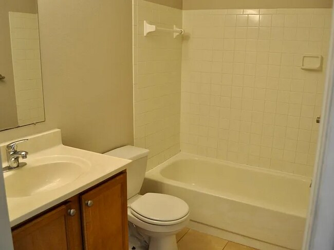Building Photo - 208 Lake Parsons Green