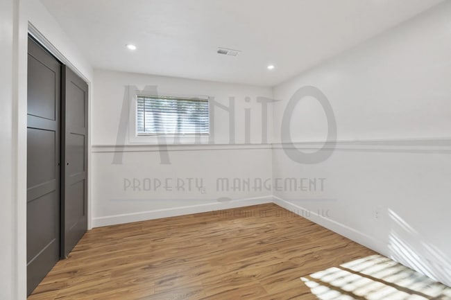 Building Photo - Spacious South Hill Home