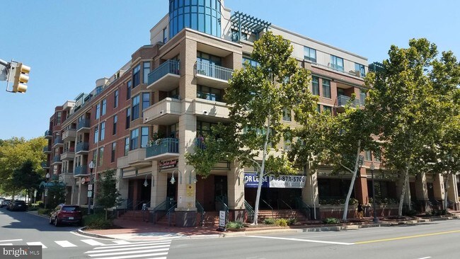Building Photo - 502 W Broad St