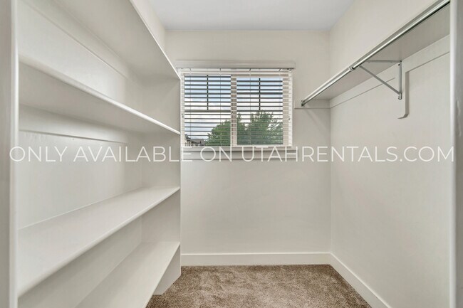 Building Photo - 1638 E Aspen Loop
