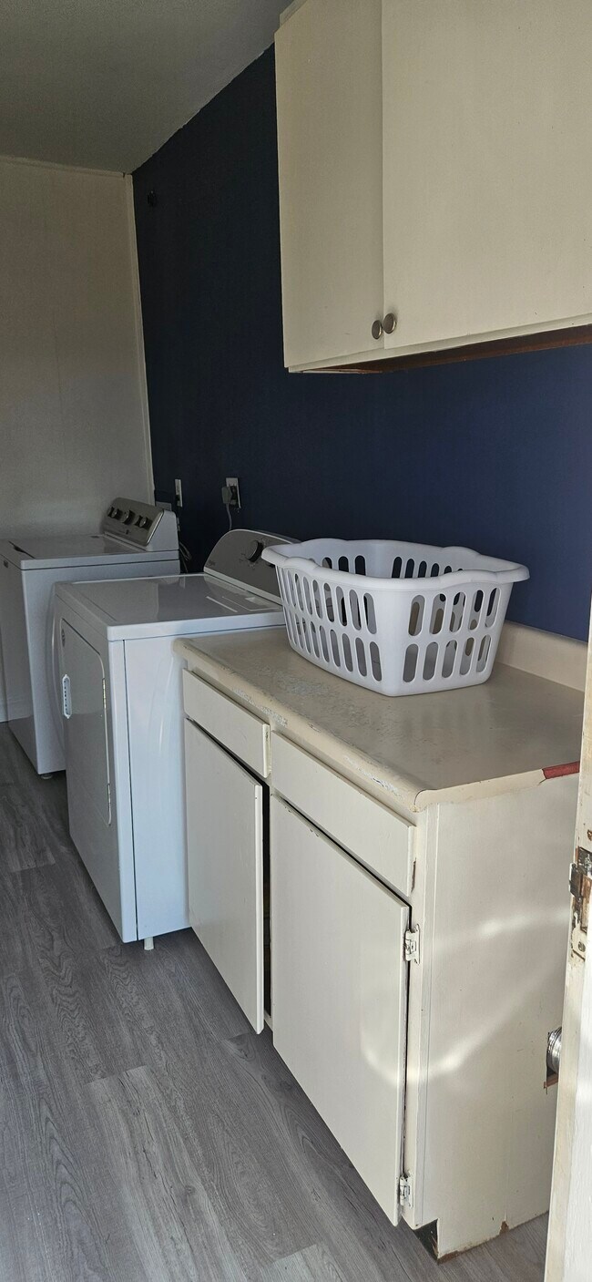 Shared Laundry - 180 2nd St