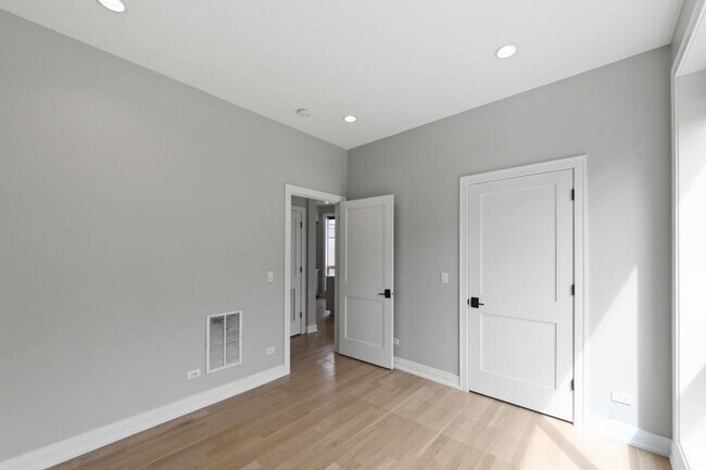 Building Photo - 1 bedroom in Chicago IL 60657