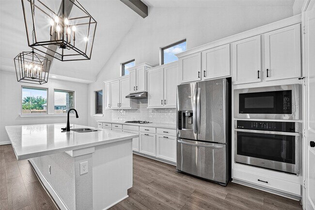 Building Photo - 2600 Golden Palms Ln