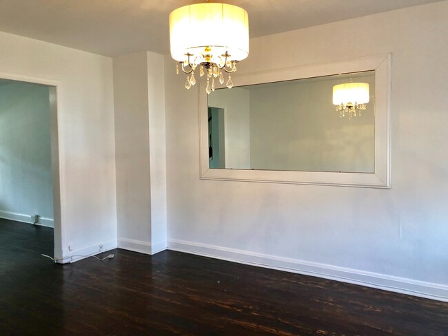 Building Photo - Updated 3 Bedroom Townhome - Edmondson/Hun...