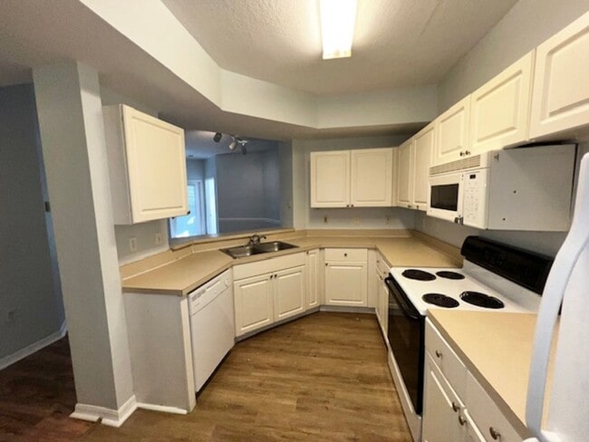 Building Photo - MOVE IN NOW! 2x2 WITH FRESH INTERIOR PAINT & LAMINATE WOOD FLOORING! PRIVATE BALCONY!!!