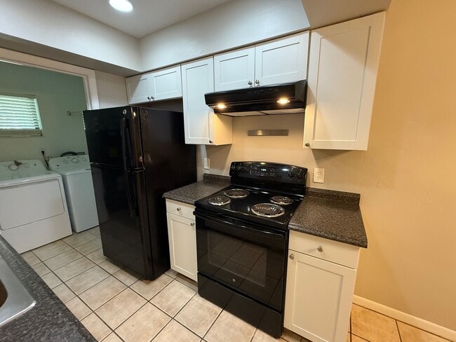 Building Photo - Remodel in Green Leaf with small fenced ba...
