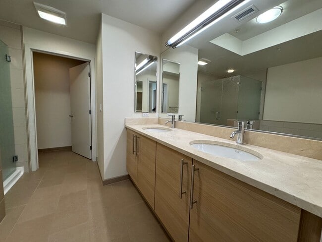 Building Photo - Beautiful third level 2 bedroom condo in the Mercer