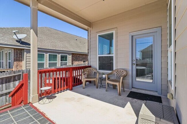 Building Photo - Spacious 1.5 Story Home with a Versatile Floorplan