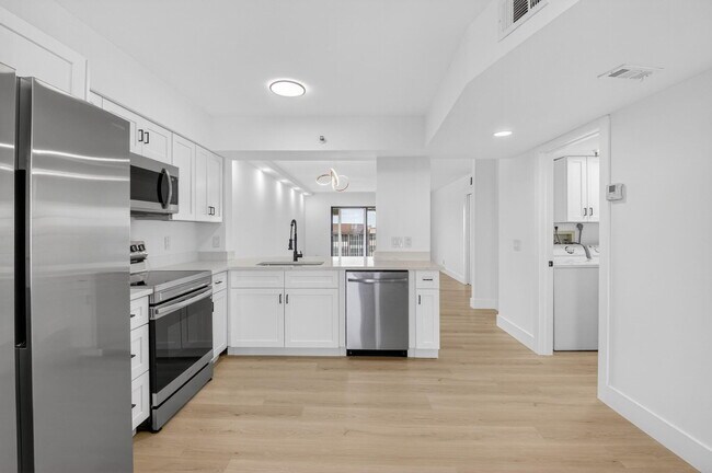 Building Photo - 14475 Strathmore Ln