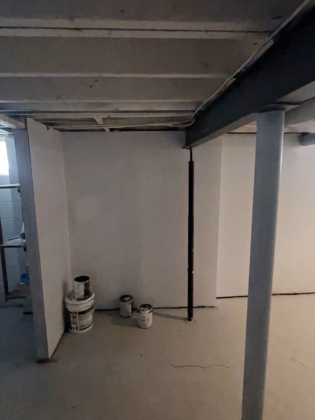 Building Photo - 3 bed 1 bath newly renovated