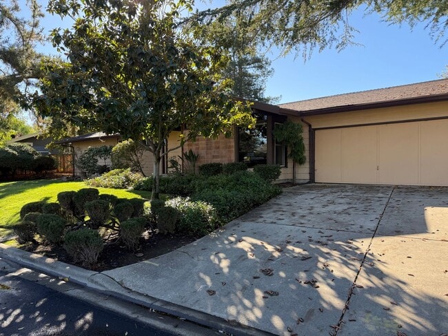 Building Photo - Desirable St Francis Neighborhood