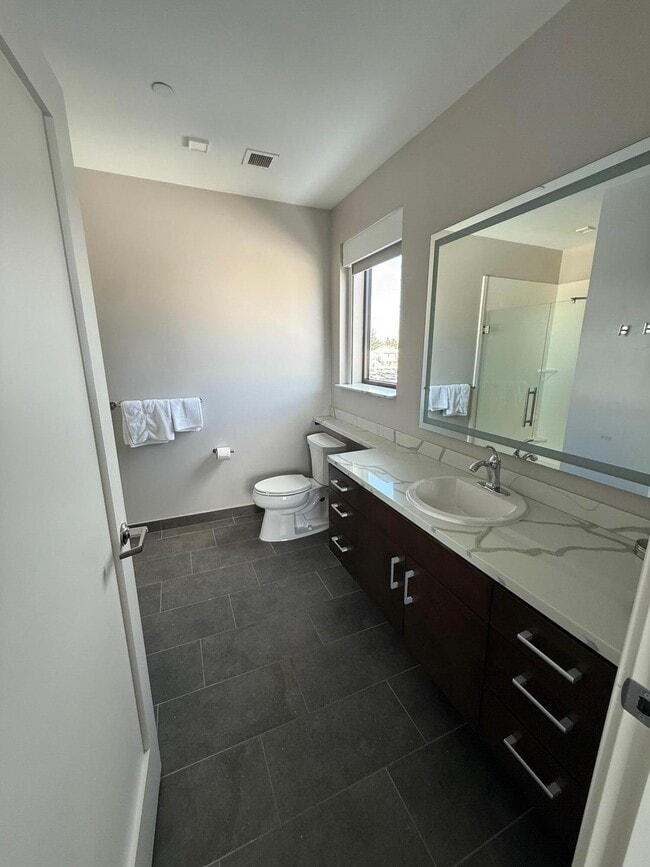 Building Photo - 480 N Main St