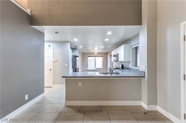 Building Photo - 20 Fantasia Ln