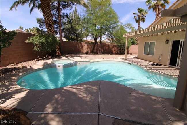 Building Photo - 301 Laguna Glen Dr