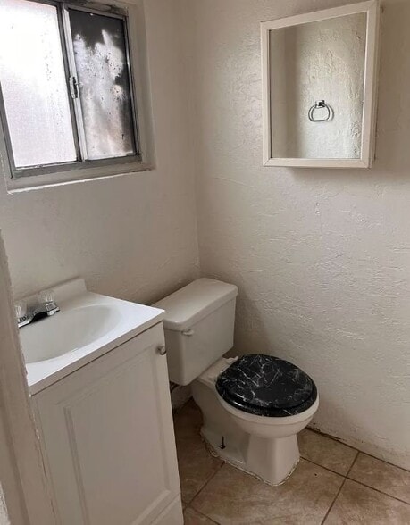 Building Photo - 204 E Palmdale St