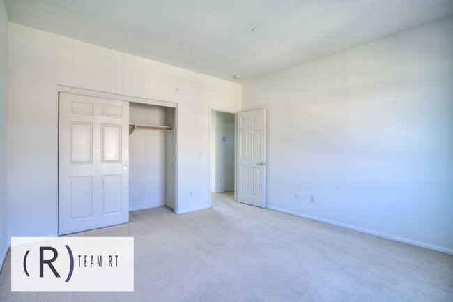 Building Photo - Stunning and Lovely Condo at Heritage Spri...