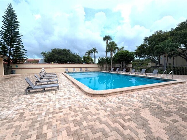 Building Photo - 6550 Somerset Dr