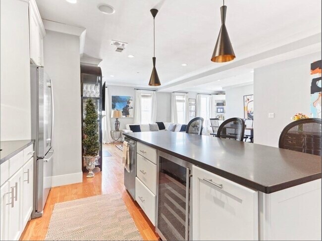 Building Photo - 525 E 7th St