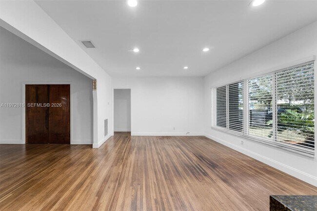 Building Photo - 3965 SW 60th Ct