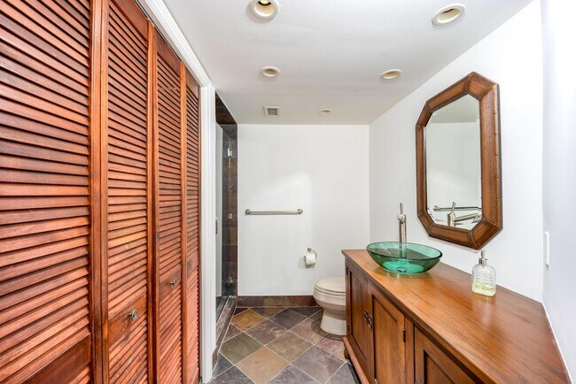 Building Photo - 625 NW North River Dr