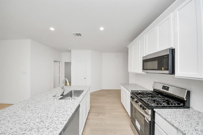Building Photo - 5038 Balcolm Dr