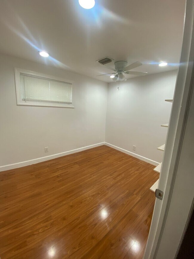 Building Photo - Large house with ample parking, located in Victoria Park, close to US 1 and Broward Blvd.