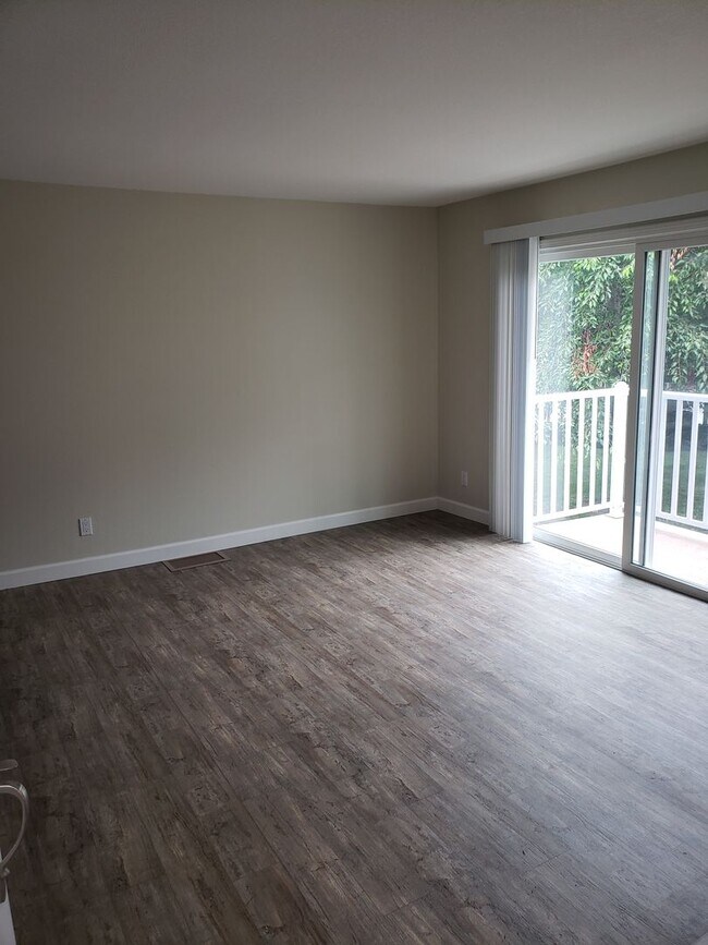 Building Photo - 2Bd/1Ba Clean Condo near Sunny Cove! ( Co-signors now accepted!)