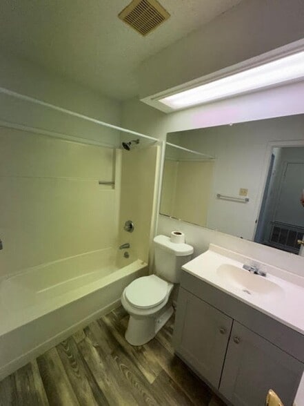 Building Photo - 6 Whispering